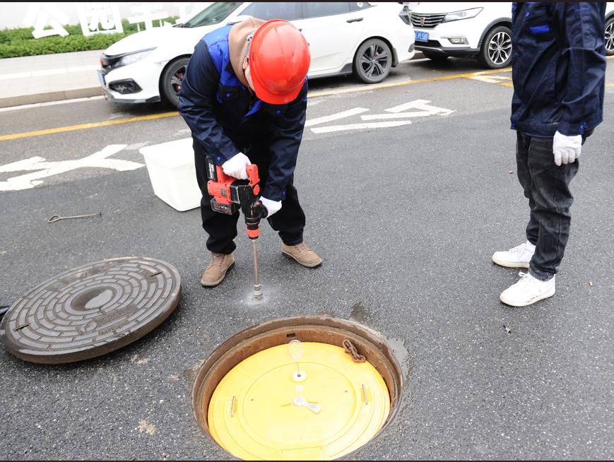 给窨井盖加装智能监测感应设备，让城市管理“井井有条”！